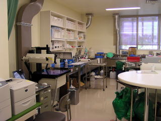 最新の機器が並ぶ病理室